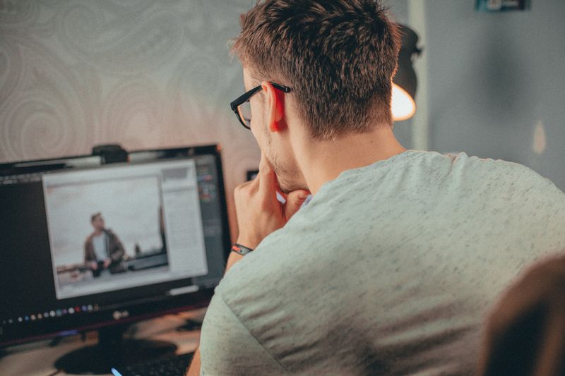 Portrétnní fotografie Petra Beneše, digitálního editora Zářezoru